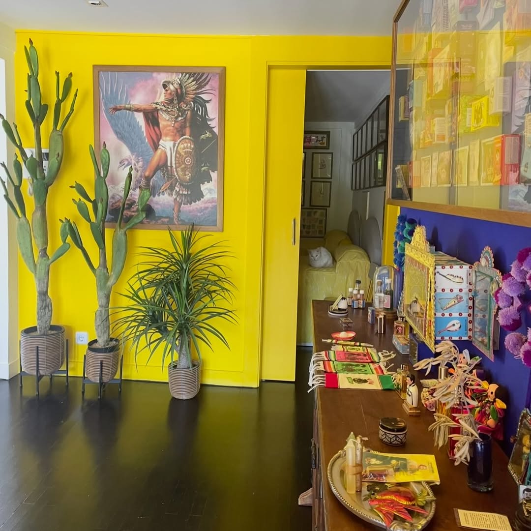 La casa de Alaska a las afueras de Madrid: 2.000 m² con jacuzzi, altar gótico y objetos del Rastro