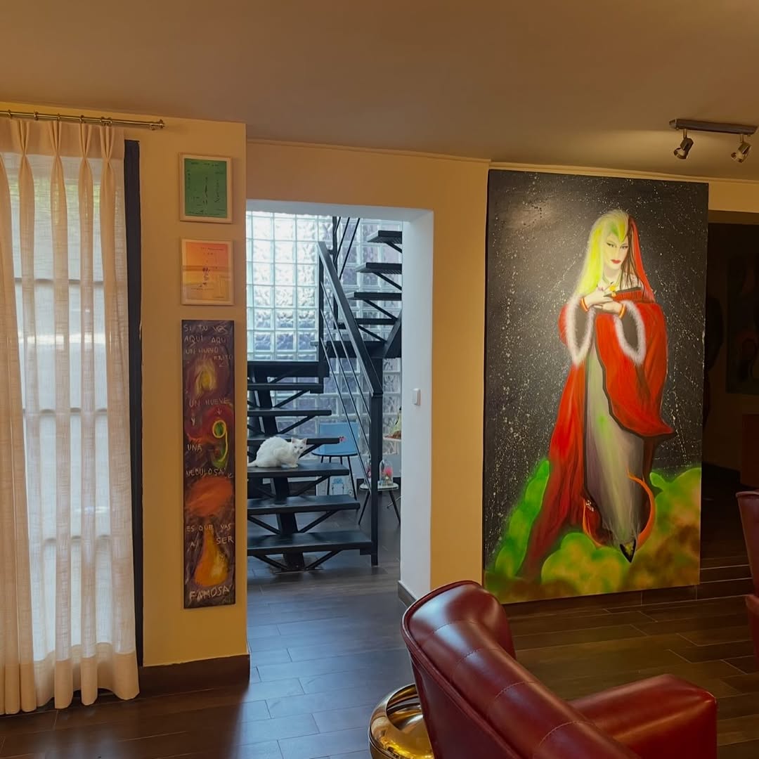 La casa de Alaska a las afueras de Madrid: 2.000 m² con jacuzzi, altar gótico y objetos del Rastro