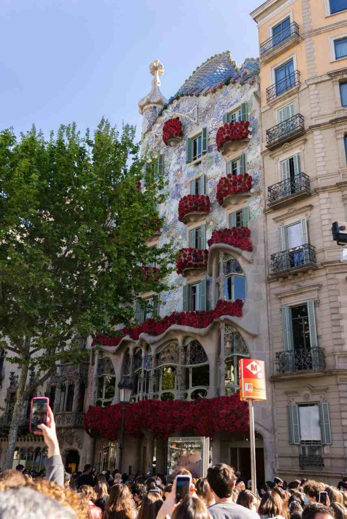 Sant Jordi Barcelona planes Gaudí