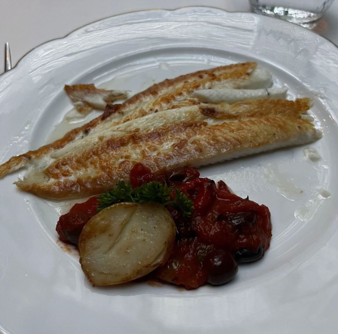 El restaurante italiano con la mejor terraza de Madrid: un oasis de lujo y vegetación frecuentado por Carmen Lomana