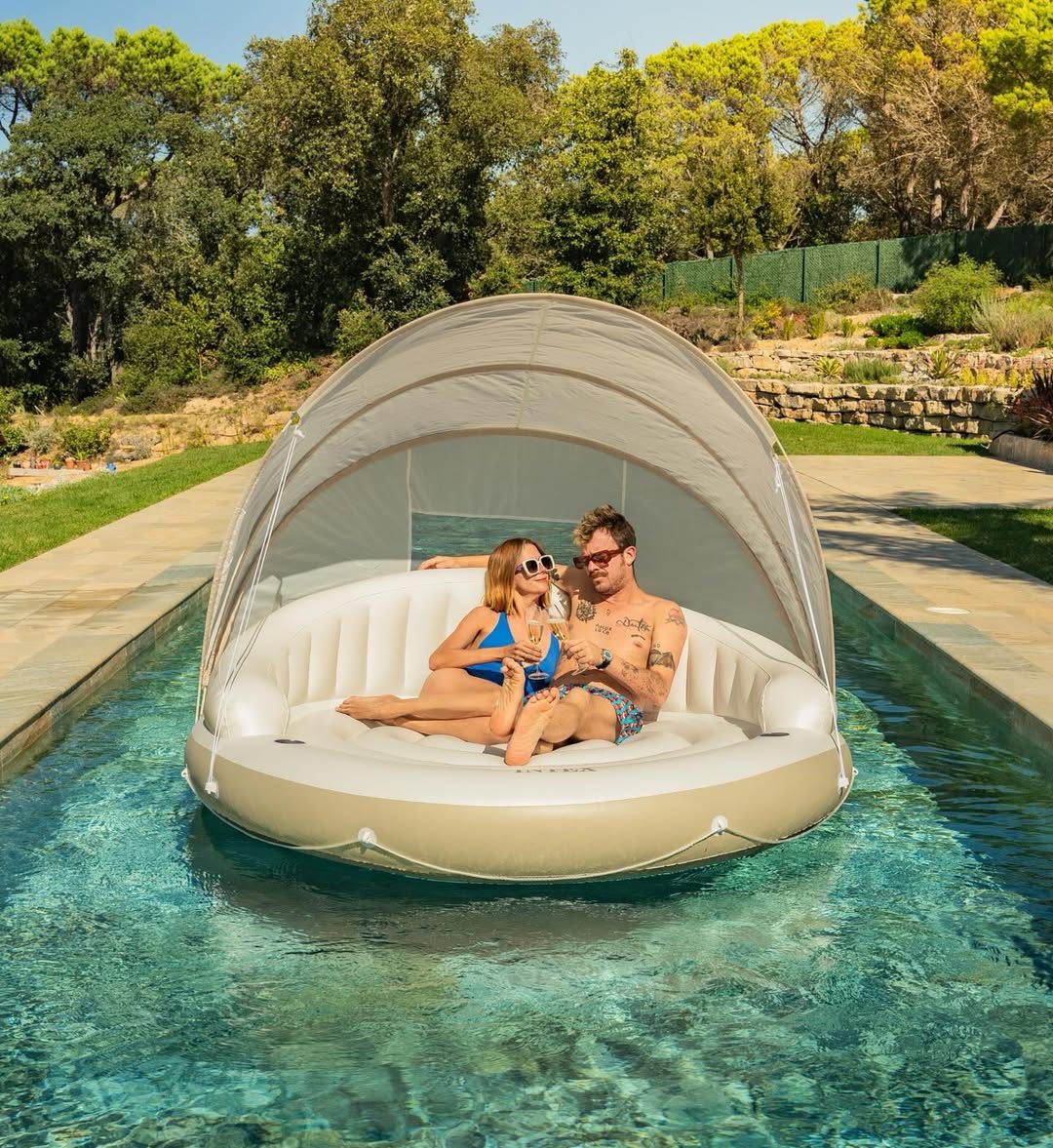 La casa-molino del siglo XVII de Macarena Gómez en Cataluña: con piscina, huerto ecológico y más de 100 animales