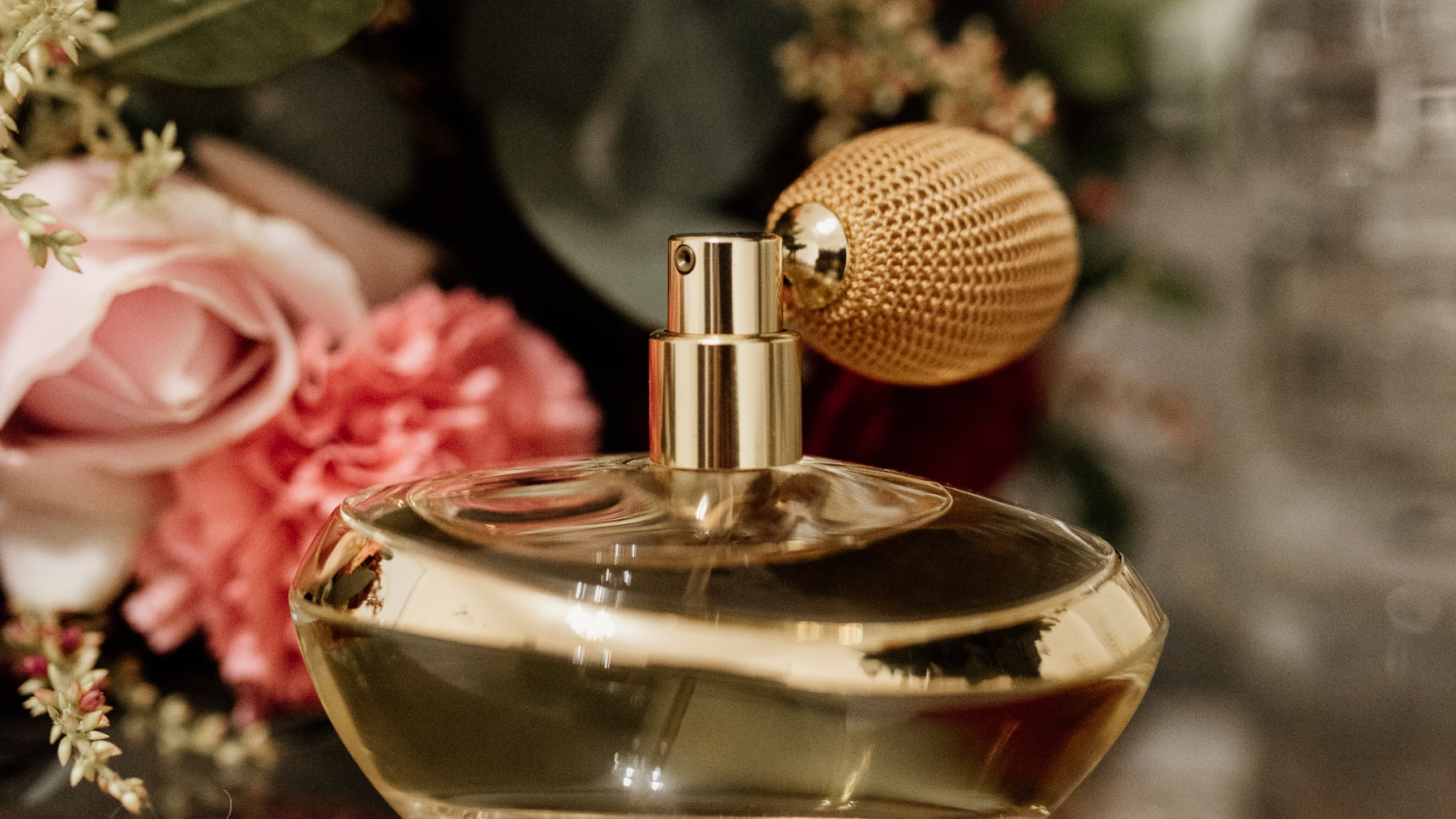 Guía definitiva de perfumes para la primavera: las fragancias más frescas, elegantes y envolventes
