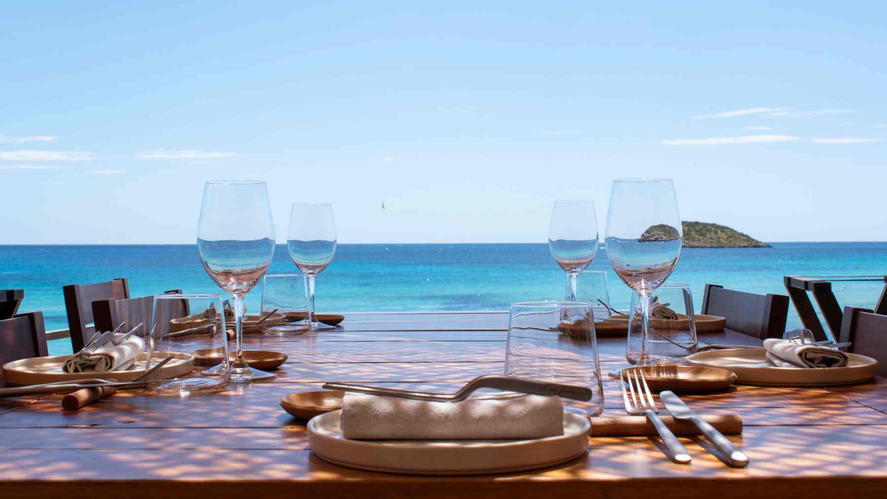 Es Fumeral abre en Ibiza: la apertura más deseada con 1 Sol Repsol, vistas al mar y la cocina de Alberto Pacheco