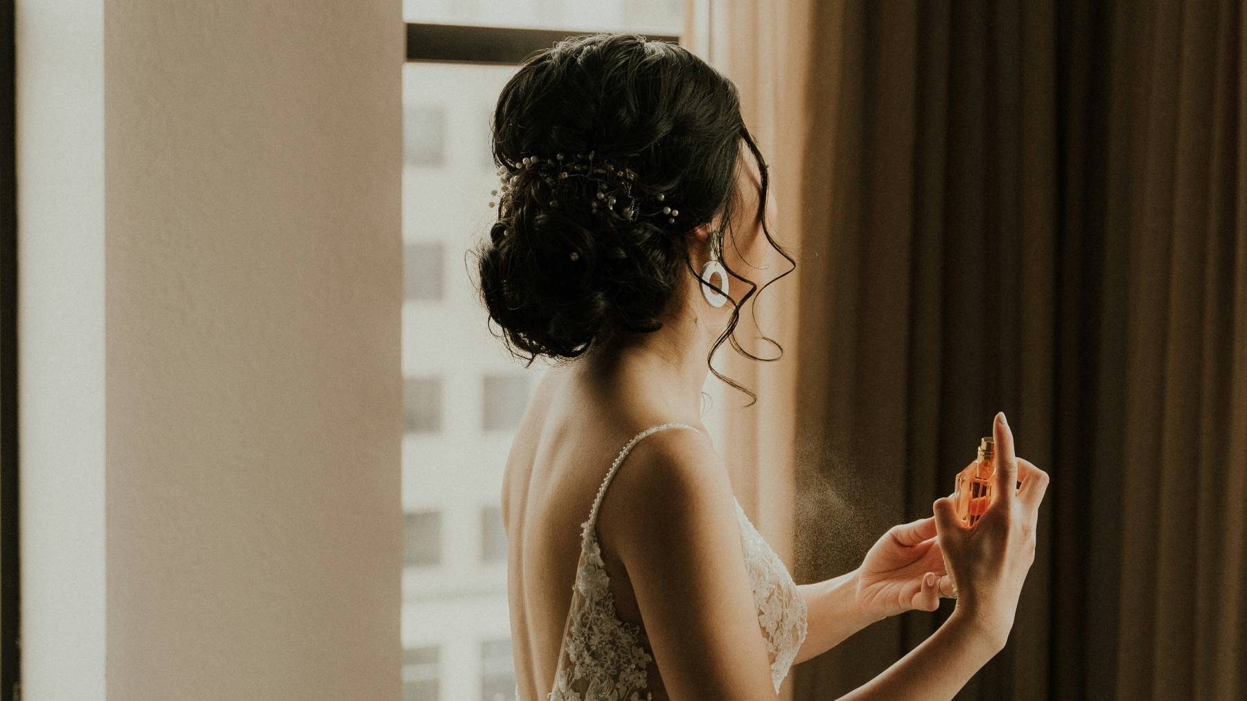 Una experta sobre cómo elegir el perfume de tu boda: Un vestido romántico pide un perfume que hable el mismo idioma