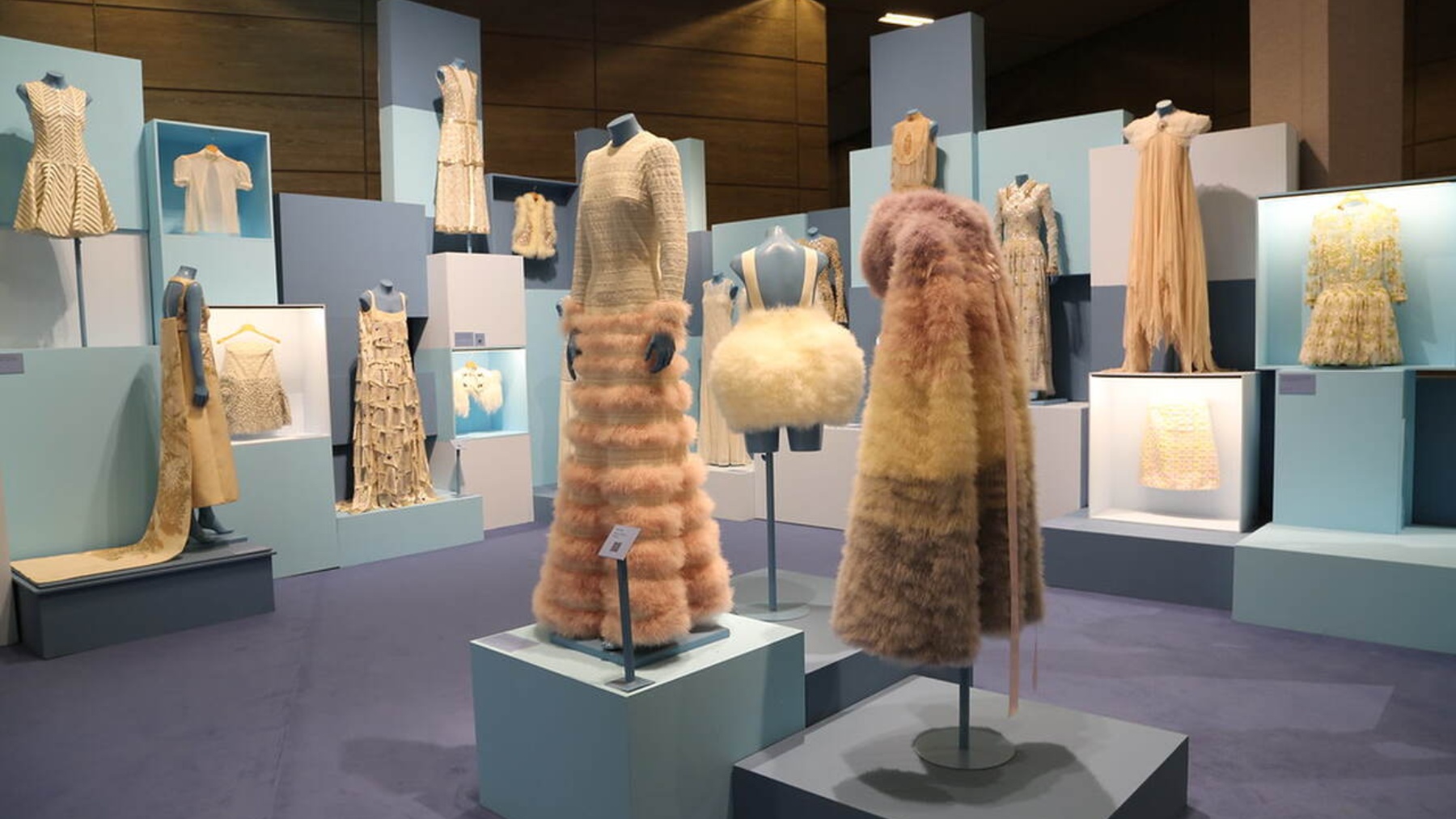Teresa Helbig celebra 30 años en la moda exhibiendo sus icónicos vestidos en el Museo del Traje