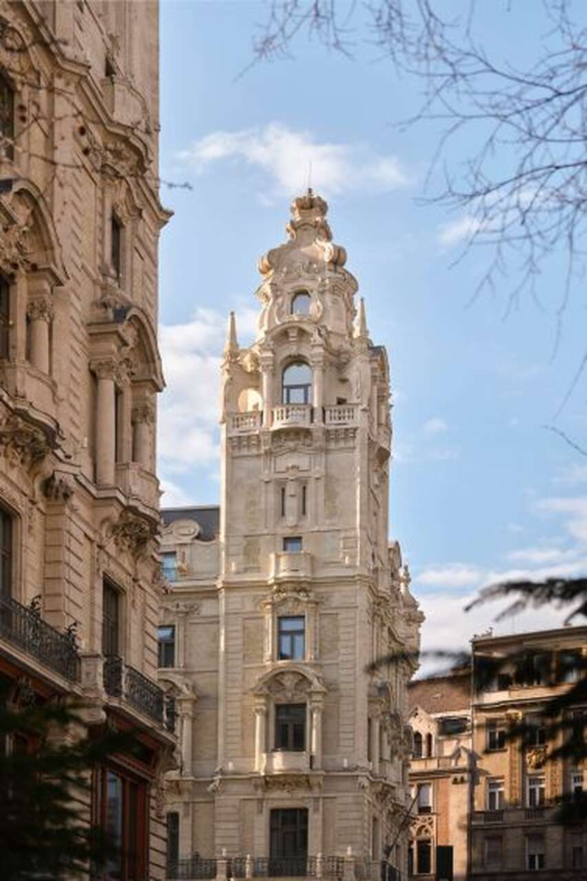 El nuevo templo del lujo en Budapest está dentro de un palacio aristocrático protegido por la UNESCO