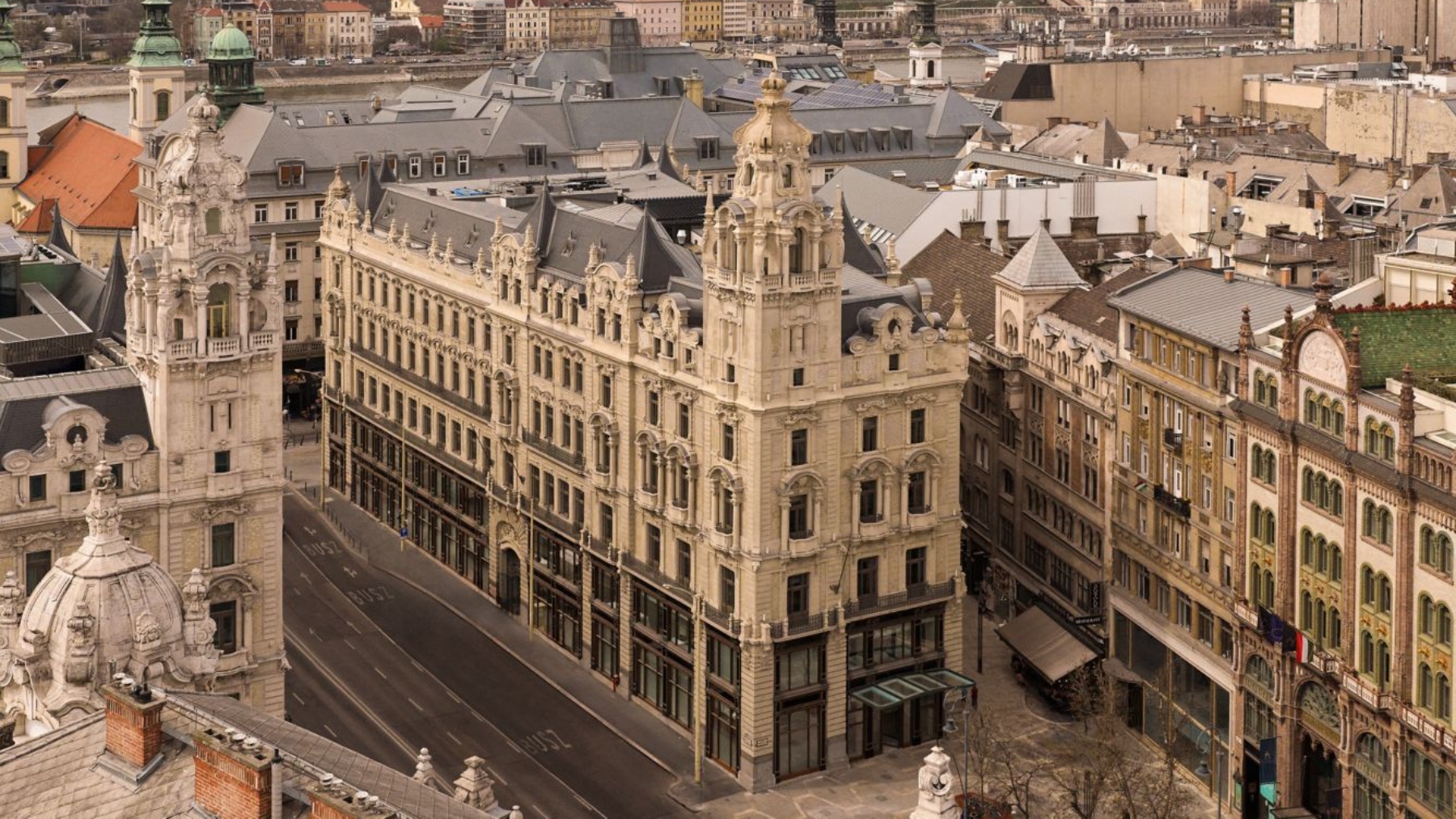 El nuevo templo del lujo en Budapest está dentro de un palacio aristocrático protegido por la UNESCO