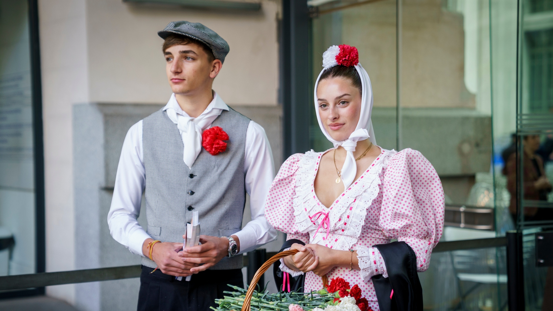 Los claveles del traje de chulapa: el código secreto de este detalle dentro de la tradición de San Isidro