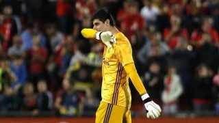 Courtois se retira a vestuarios. (AFP)