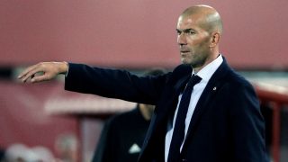 Zidane, dando órdenes en Son Moix (EFE).