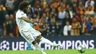 Marcelo dispara en el partido ante el Galatasaray. (AFP)