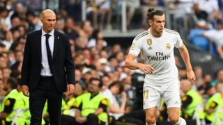 Zidane mira a Bale durante un partido. (AFP)