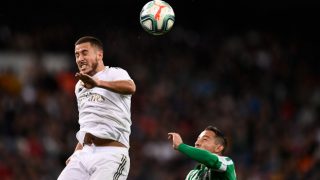 Hazard salta a por un balón durante el Real Madrid-Betis. (AFP)