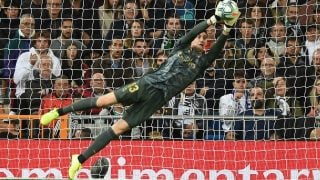 Una estirada de Courtois ante el Betis (Getty).