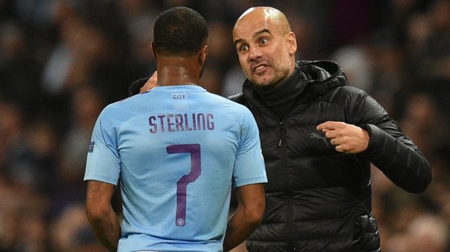 Sterling, recibiendo órdenes de Guardiola en un partido reciente (AFP).