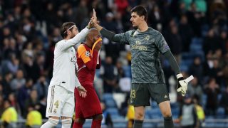 Sergio Ramos y Thibaut Courtois durante el partido ante el Galatasaray (Getty).