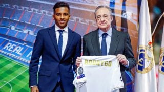 Rodrygo posa con Florentino el día de su presentación.