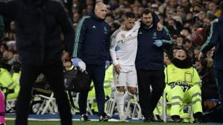 Hazard se retira del campo lesionado. (AFP)