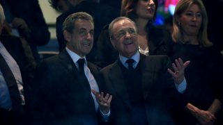 Sarkozy, junto a Florentino Pérez en el palco del Santiago Bernabéu. (AFP)