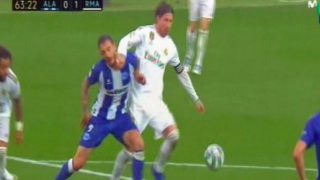 Sergio Ramos golpea a Joselu.