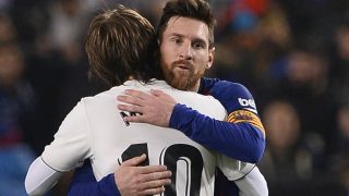 Leo Messi y Luka Modric se abrazan tras un Clásico. (AFP)