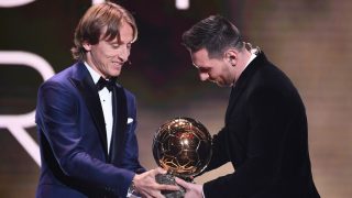 Modric le entrega a Messi el Balón de Oro. (AFP)