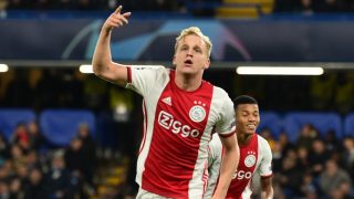 Van de Beek celebra un gol con el Ajax. (AFP)