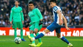 Casemiro disputa un balón con Marc Roca. (EFE)