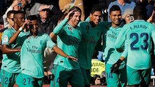 Los jugadores del Real Madrid celebran el gol de Varane al Espanyol. (EFE)