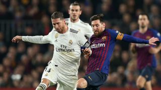 Sergio Ramos y Messi disputan un balón en un Clásico en el Camp Nou. (Getty)