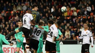 Courtois remata el balón. (Getty)