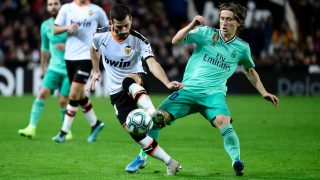 Modric y Gayá pelean por un balón. (AFP)