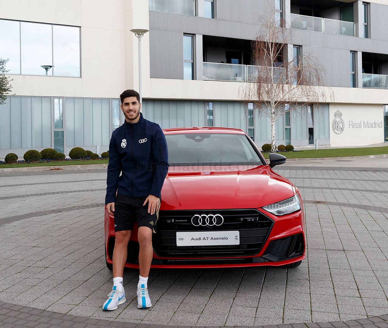 Audi entregó a la plantilla del Real Madrid sus nuevos coches. Cada uno de ellos vino personalizado en la matrícula con el modelo y el nombre del jugador.