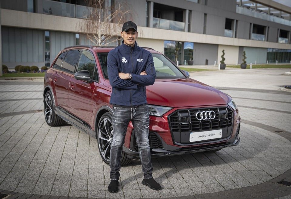 Audi entregó a la plantilla del Real Madrid sus nuevos coches. Cada uno de ellos vino personalizado en la matrícula con el modelo y el nombre del jugador.