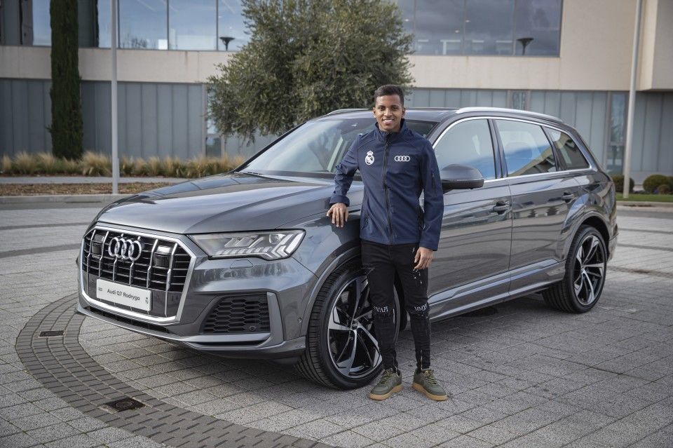 Audi entregó a la plantilla del Real Madrid sus nuevos coches. Cada uno de ellos vino personalizado en la matrícula con el modelo y el nombre del jugador.