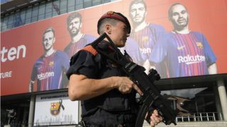 Un mosso armado en los aledaños del Camp Nou antes de un Clásico. (AFP)
