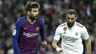 Piqué y Benzema disputan un balón en un Clásico. (Getty)