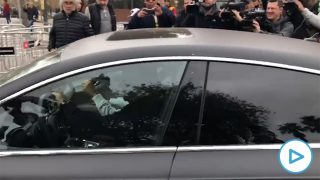 Jordi Alba, a su llegada al hotel Sofía en su coche. (vídeo: Enrique Falcón)