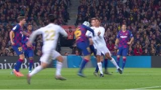 Lenglet hizo penalti a Varane. (captura)