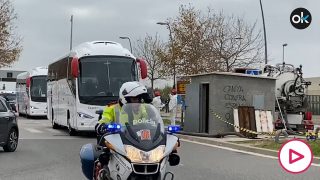 El autobús del Real Madrid, entre todo el dispositivo de seguridad.