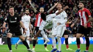 Rodrygo intenta una volea ante el Athletic de Bilbao. (AFP)