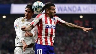 Raphael Varane y Ángel Correa pelean por un balón en el Atlético – Real Madrid. (AFP)