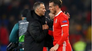 Giggs felicita a Bale tras un encuentro con Gales (Getty)