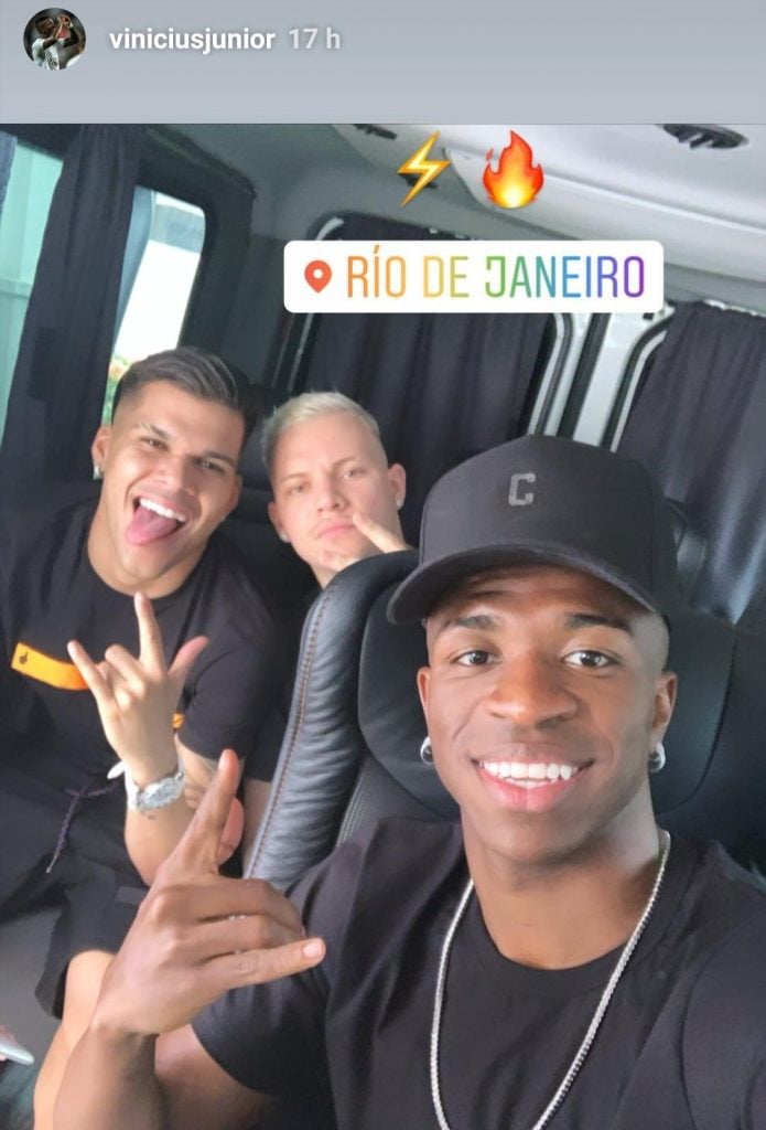 Vinicius disfruta de las vacaciones en Río de Janeiro entre amigos.