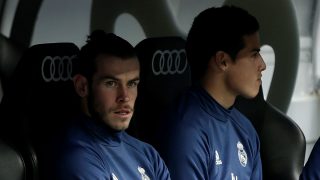 Bale y James, en el banquillo durante un encuentro del Real Madrid (Getty).