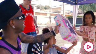 Vinicius hizo regalos a los niños en Brasil.