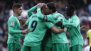 Ramos, Benzema, Mendy y Valverde se abrazan tras un gol del Real Madrid esta temporada (Getty)