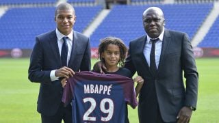 Kylian Mbappé junto a su hermano, Ethan, y su padre durante su presentación con el PSG. (Getty)