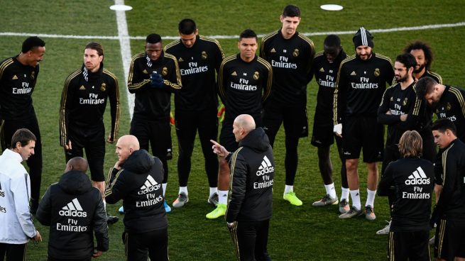 El plantel atiende a Zidane en un entrenamiento (AFP).