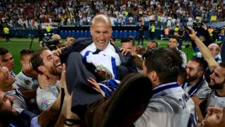Zinedine Zidane, manteado por sus jugadores tras ganar la Liga. (Getty)